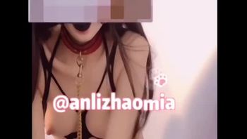 暗裡著迷是誰？暗裡著迷是推特的網紅女神，這一部私拍福利視頻中，暗裡著迷帶著口球，非常的刺激