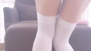 微博福利姬九尾狐狸M(咬一口小奈櫻)自拍福利，性感白絲美腿