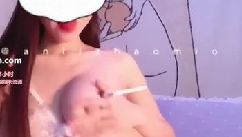 暗裡著迷是誰？暗裡著迷是推特的新晉網紅女神，這一部私拍視頻中，暗裡著迷吐露著靈活的小舌頭，非常的迷人
