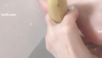 易直播女神軟軟浴盆里用腳摩擦香蕉自拍