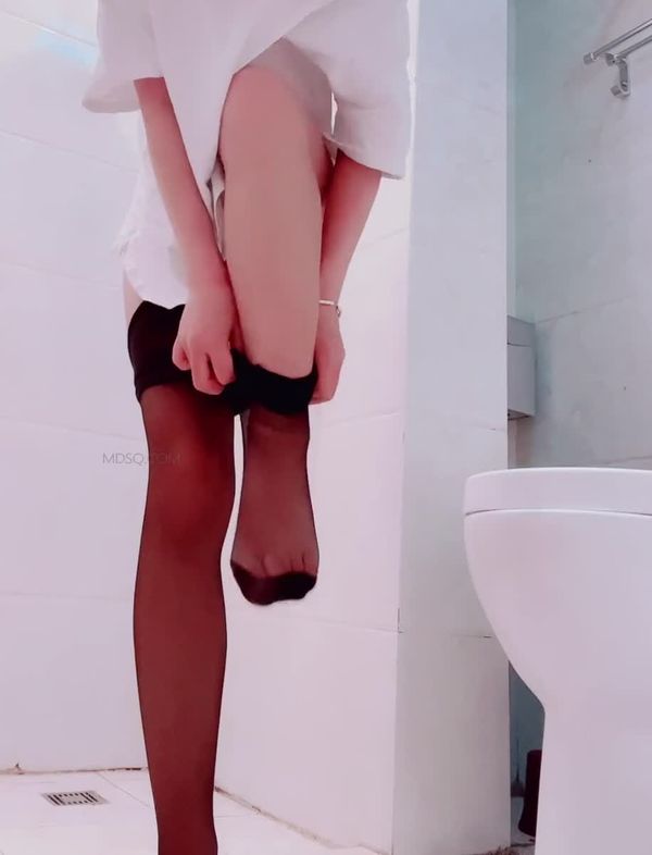 黑絲尿尿圓圓小迷糊